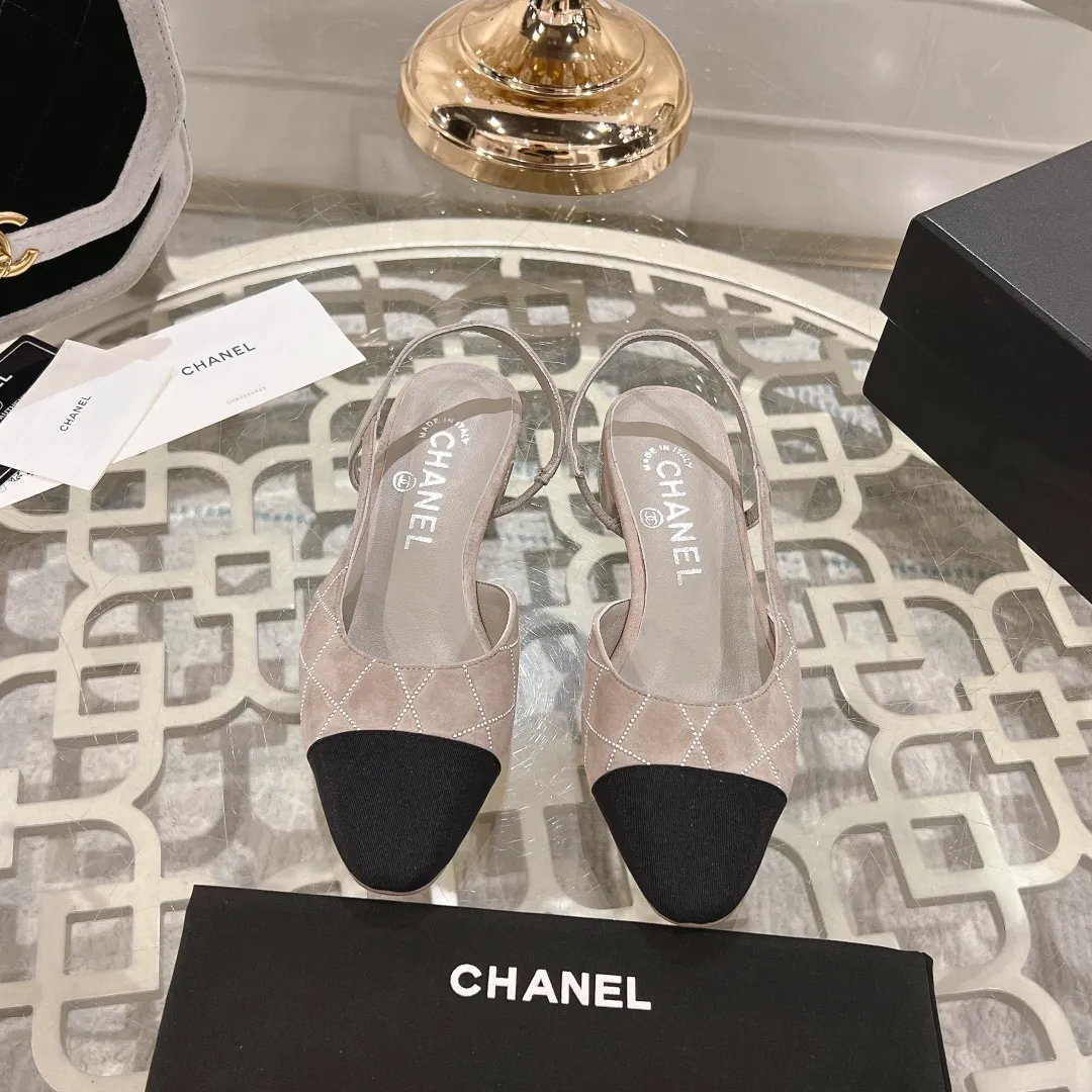 👟👟Ex-factory price 540👟👟 CHANEL Xiangjia 25vs spring and summer new fashion sandals series... Chanel is a very comprehensive noble fashion lifestyle brand. The same models are sold by major fashion bloggers and celebrities in Hong Kong, the United States, and other countries. They are simply beautiful. I fall in love with elegance and the playful sense of the future. I want to own them right away just by looking at them. But you can really think about a pair of exquisite high heels. This series is specially designed for extraordinary and indifferent ladies to create a unique overall effect. CHANEL designs products that inspire women to move forward and highlight their charm... 1️⃣Material: original customized high mercerized sheepskin 2️⃣Inner lining: original customized imported sheepskin 3️⃣Feet: original customized imported sheepskin 4️⃣Outsole: genuine leather sole imported from Italy 5️⃣Heel height: 2.5cm/6.5cm/9cm 6️⃣Number: 34-43 (34.40.41.42.43 customized is not returnable) 7️⃣Packaging: The latest and exquisite full set of packaging at the counter